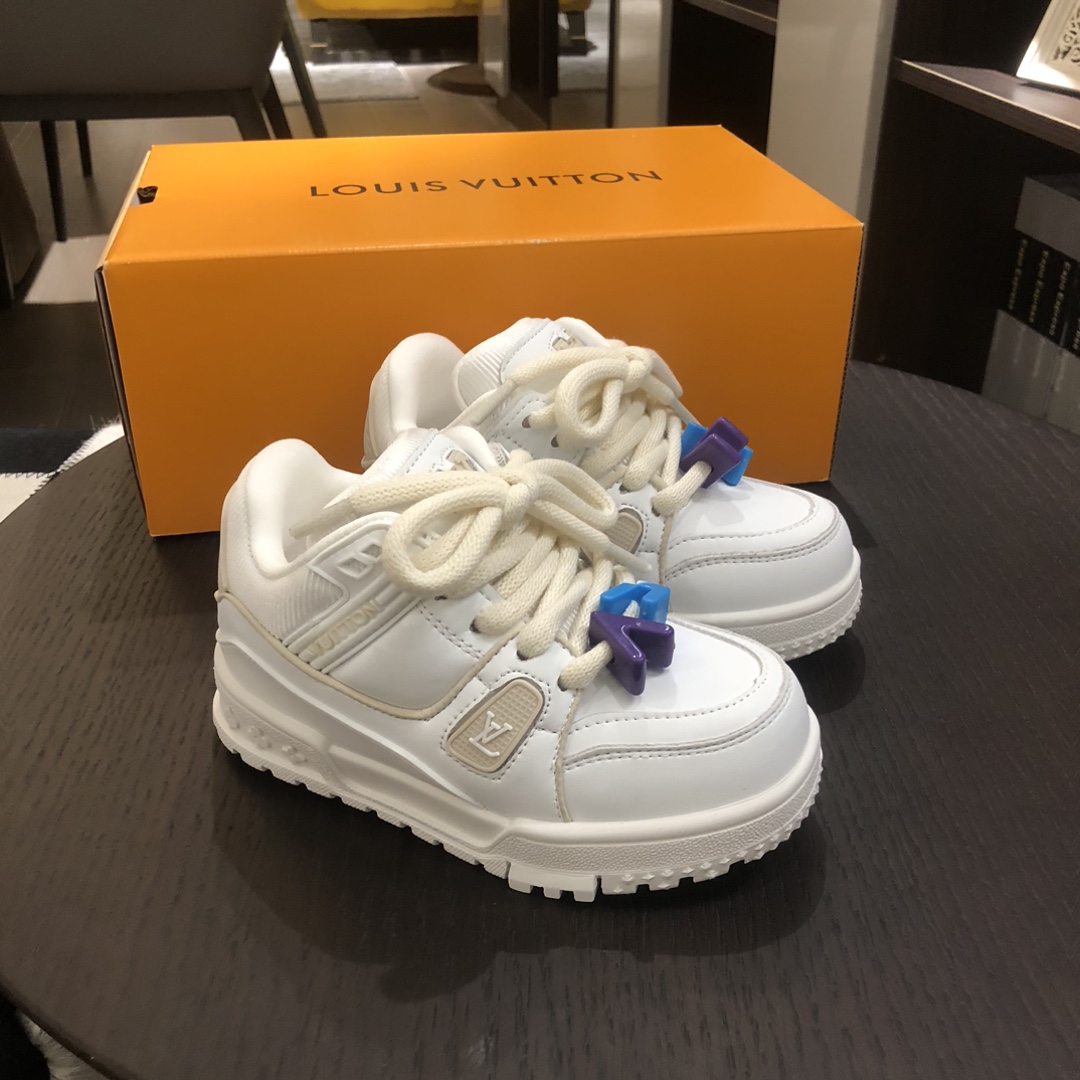 Children's shoes child